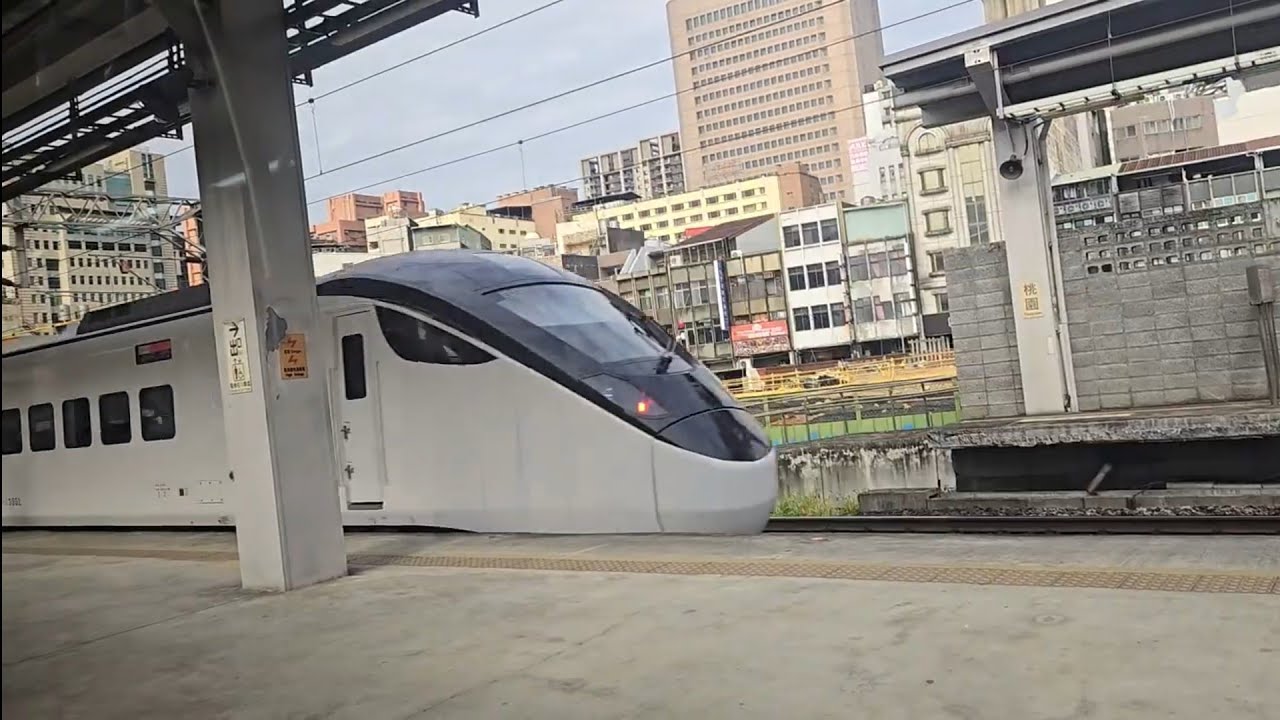 131次七堵發車開往潮州EMU3000型EMU3050車王皮蛋豆腐騰雲號藍色帶新城際自強號列車，和110次潮州發車開往七堵EMU3000型十二輛編組EMU3025皮蛋豆腐騰雲號四色彩色新城際自強號列車
