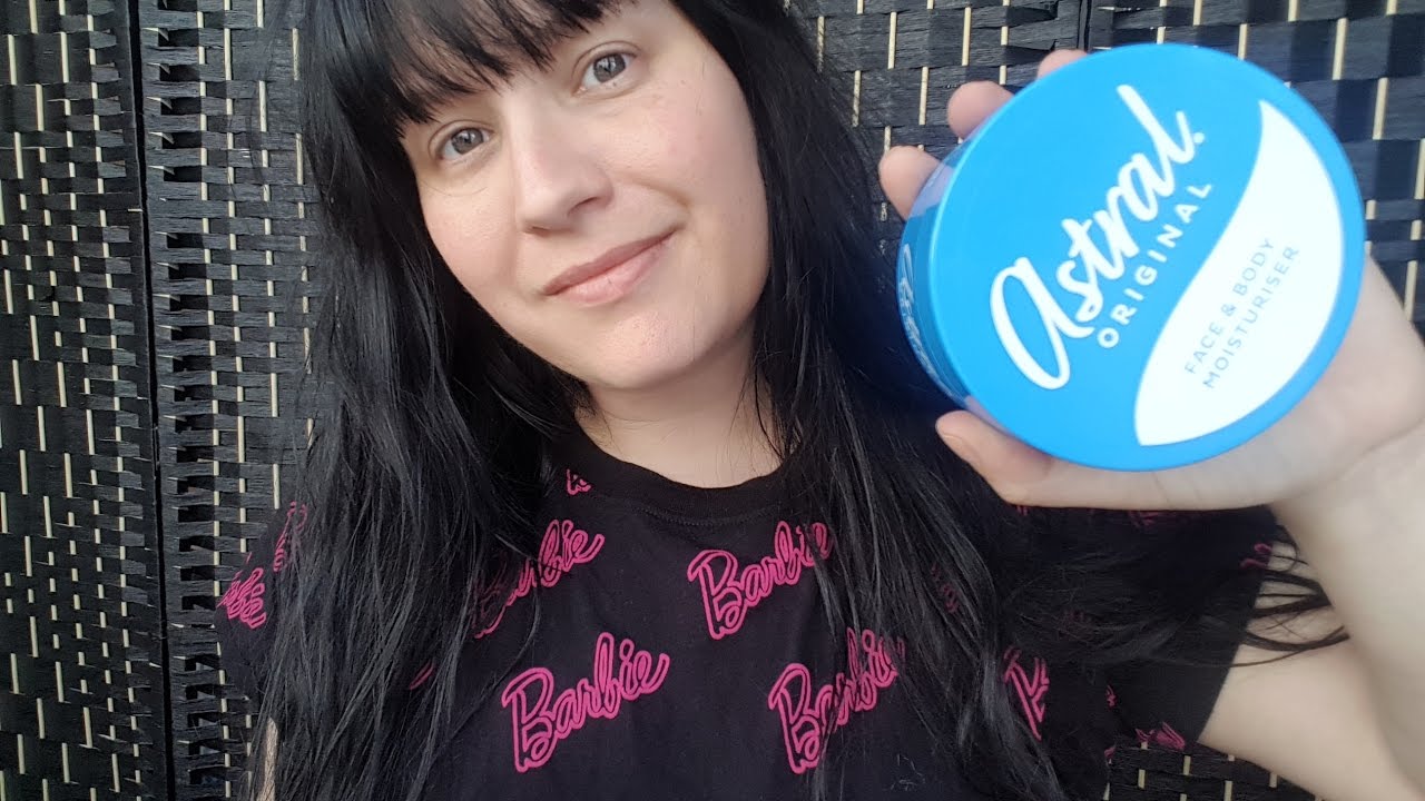 Asmr - Fast Tapping Whispering and a random cat !  *Tingles* British Accent Asmr