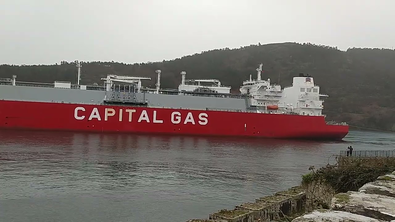 Buque entrando a Ferrol