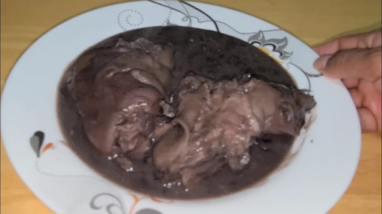 Patitas de puerco con frijoles negros  fritos