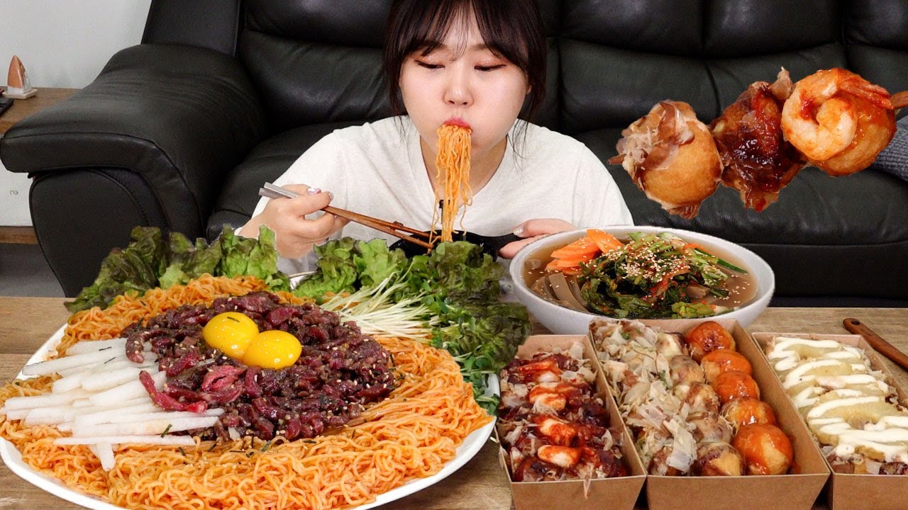 Острая смешанная лапша с сырой говядиной🍜Различные такояки и холодный суп из желе из желудей Мукбанг