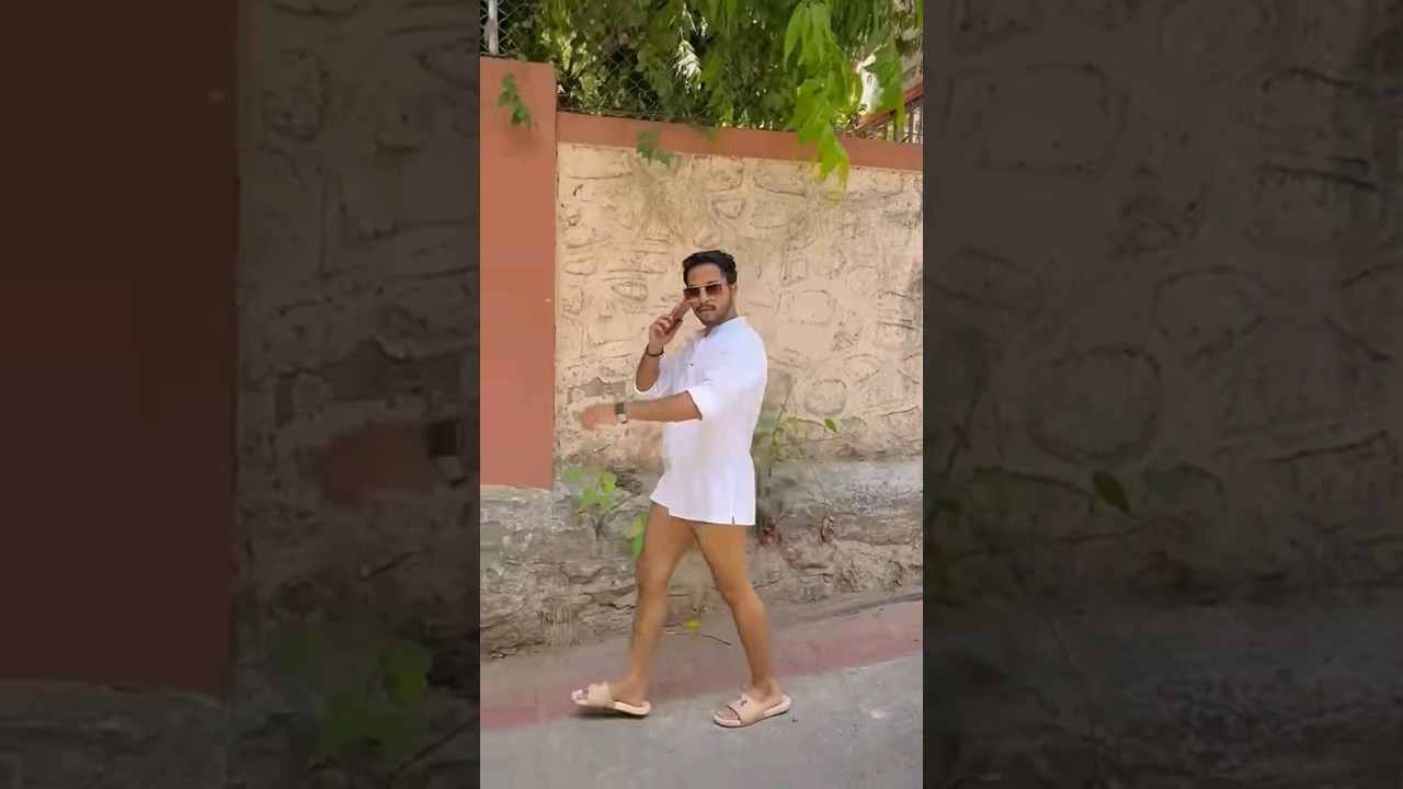 यह नंगा आदमी रोड पर ऐसे ही घूम रहा था