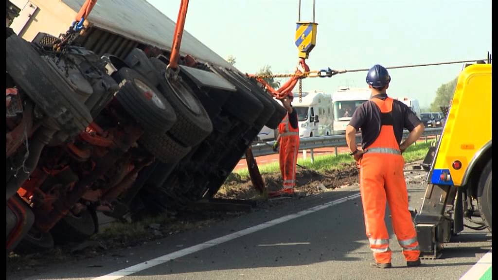 Autoberging Kerstens zet gekantelde vrachtwagen recht op N59
