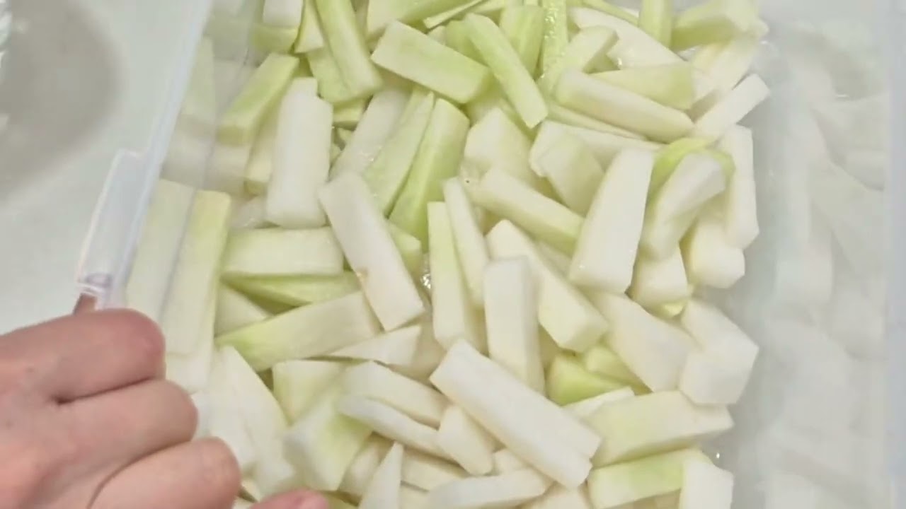 월동무로 담근 개운하고 깔끔한 동치미 맛있게 담가드세요.