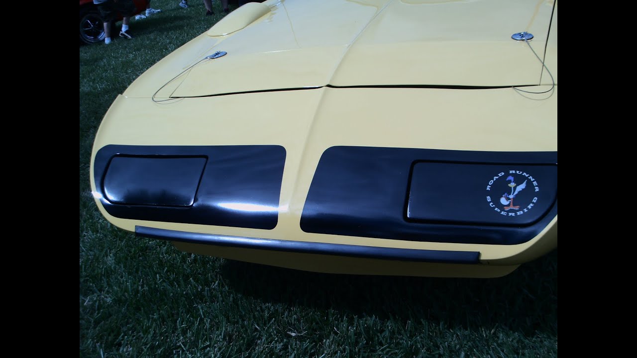 1970 Plymouth Road Runner Superbird YelBlk LakeMirror102113