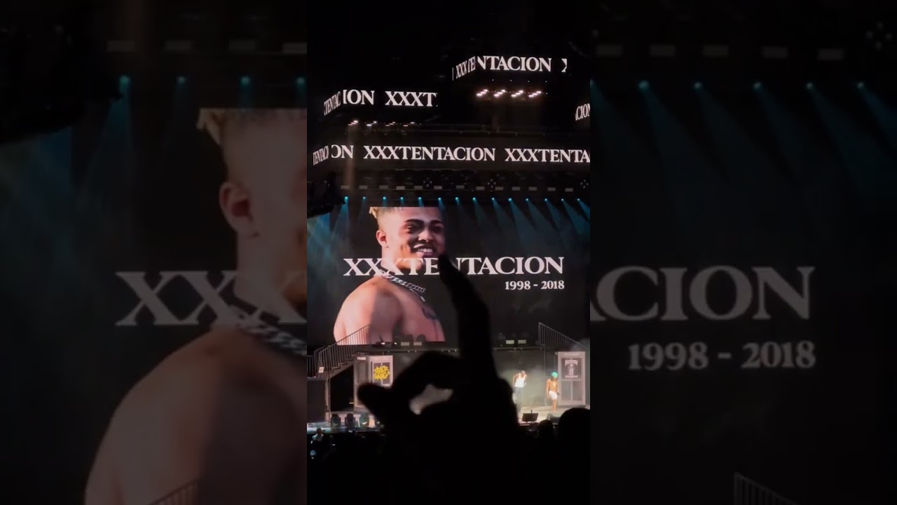 Wiz Khalifa and Snoop Dogg pay tribute to deceased rappers at their concert