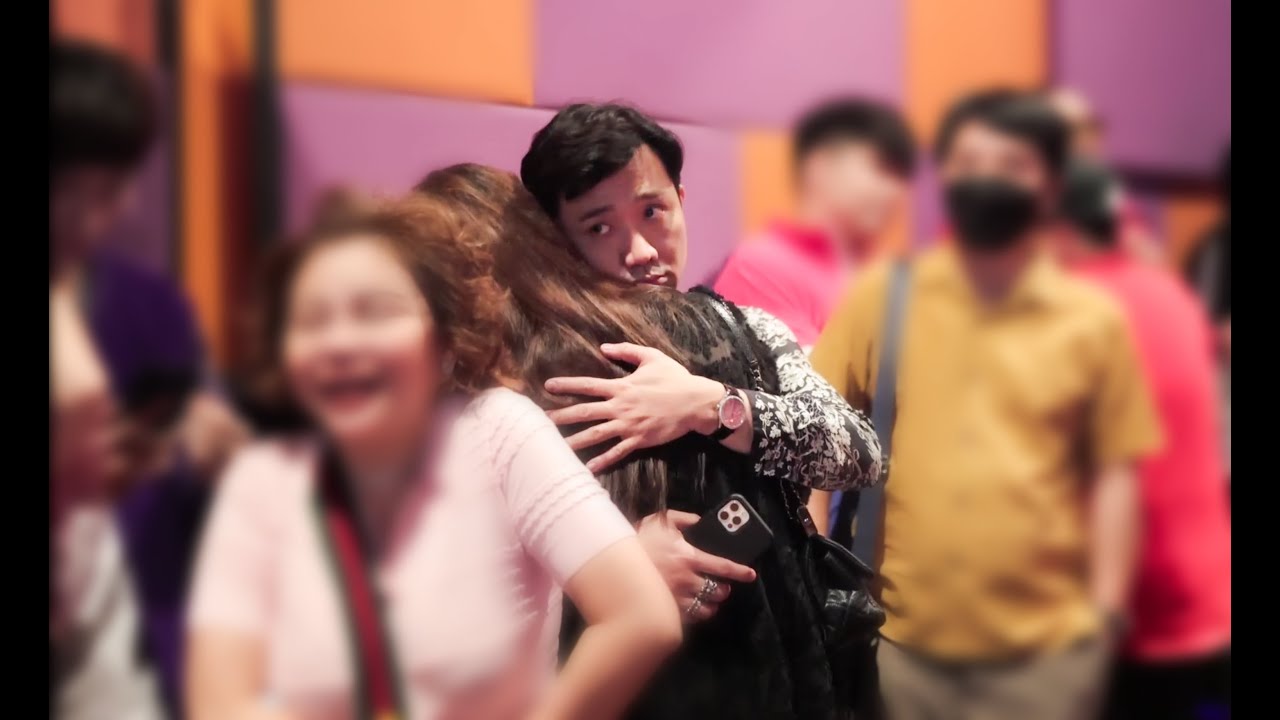 Trấn Thành hạnh phúc ôm Hari Won khi Bố Già ra mắt phim quá thành công