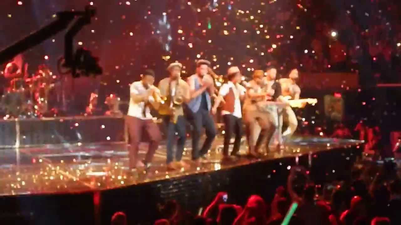 LOCKED OUT OF HEAVEN - Moonshine Jungle Tour 2013 Bruno Mars & the Hooligans