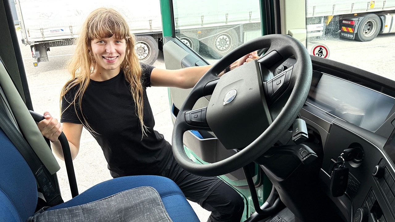 A Realistic Day in my Life as a 26 Year Old Truck Driver