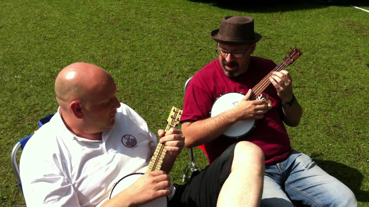 The Reentrants at Hollesley 2011 on banjo ukes
