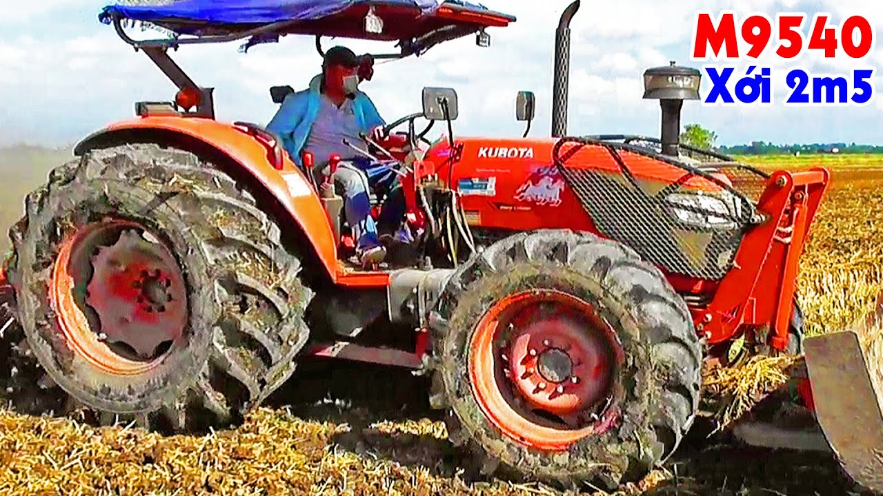 Трактор Kubota M9540, тянущий роторный культиватор на рисовом сухом поле
