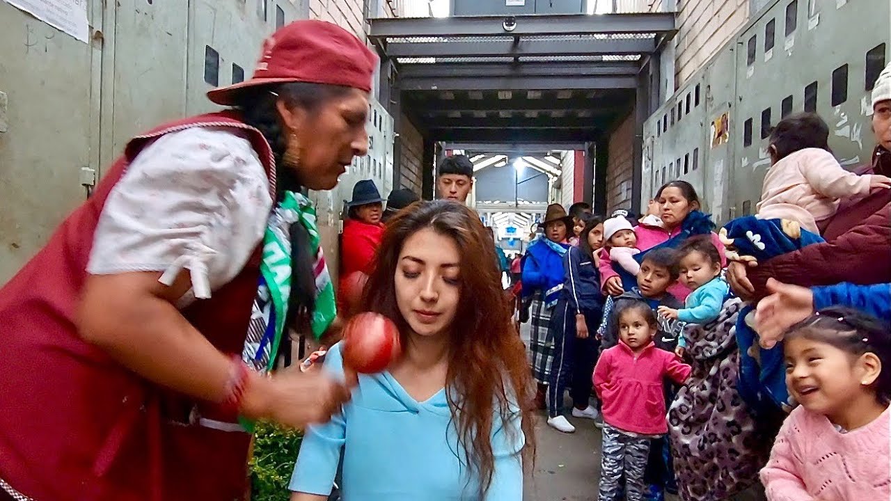 Doña Rosa does spiritual cleansing of bad energy (limpia espiritual contra mala energía) in Cuenca
