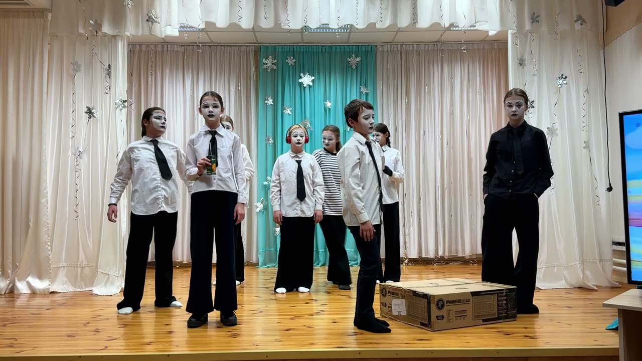 «Мим в полосочку». Миниатюра