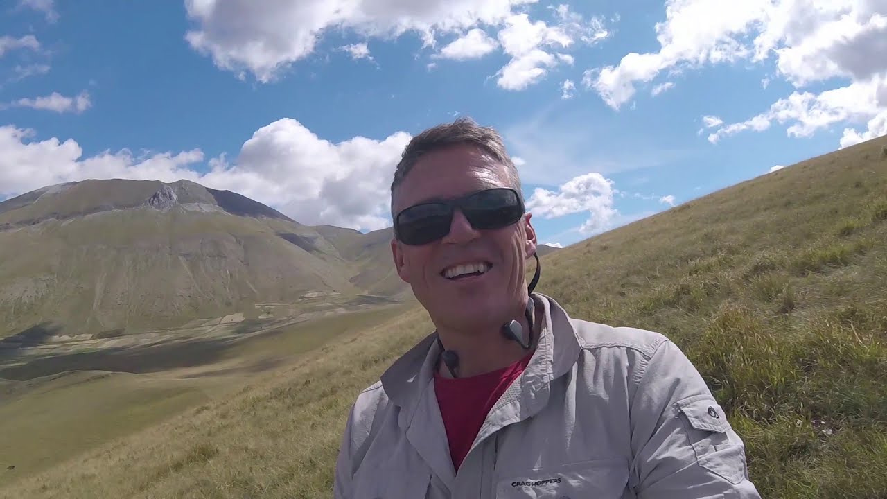 Paragliding in beautiful Castelluccio, anti-thermalling and low level collapse!