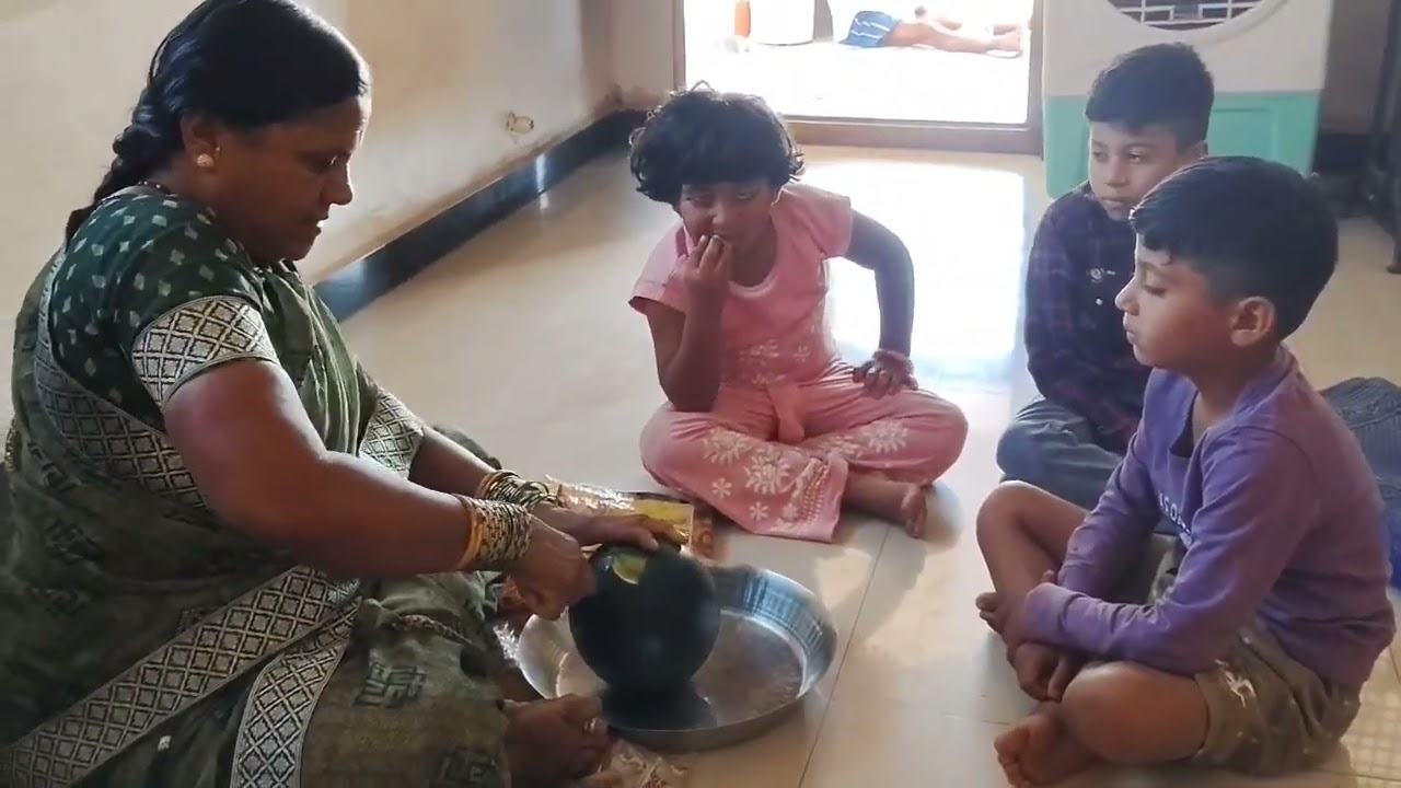 दुपारच्या वेळेमध्ये कलिंगड कापले खायला.