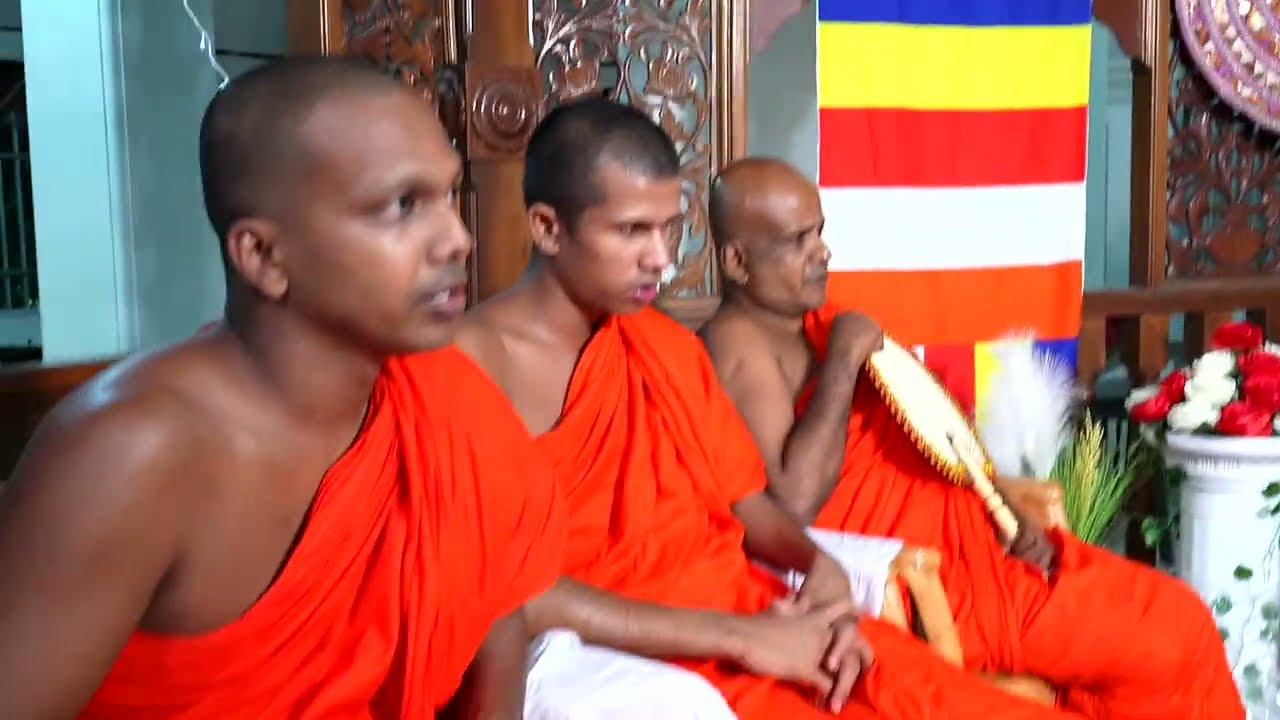 2025-කඨින චීවරය සඟසතු කොට පූජා කිරීම සඳහා අලුයම් කාලයේ මහ පෙරහැරින් විහාරස්ථානයට වැඩම කරවීම.