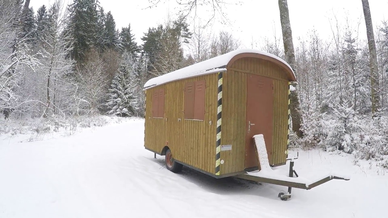Lager im Wald bei Schnee und Linseneintopf