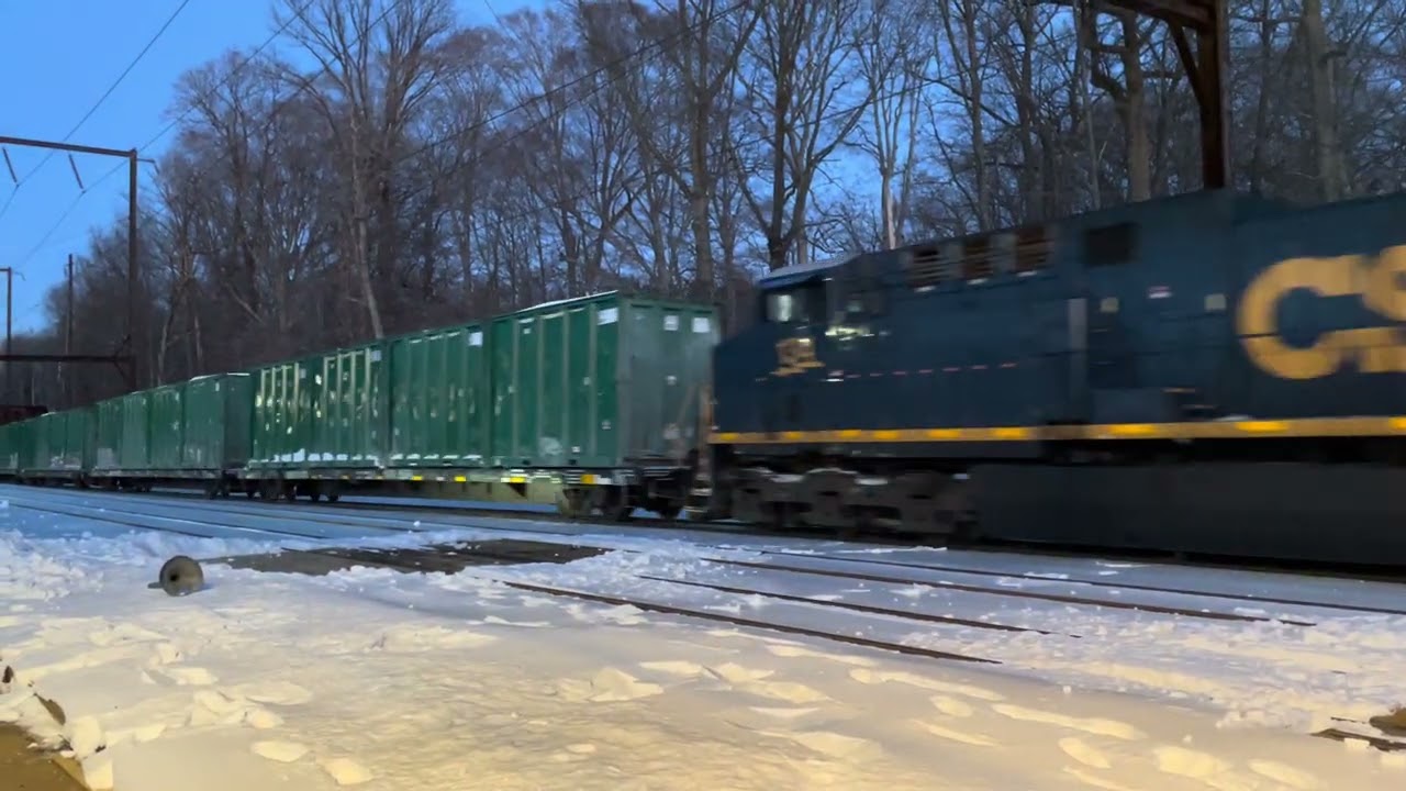 CSX M419 Making Its Way Thru Woodbourne With CSXT 3265 casting a very nice K5HLR2