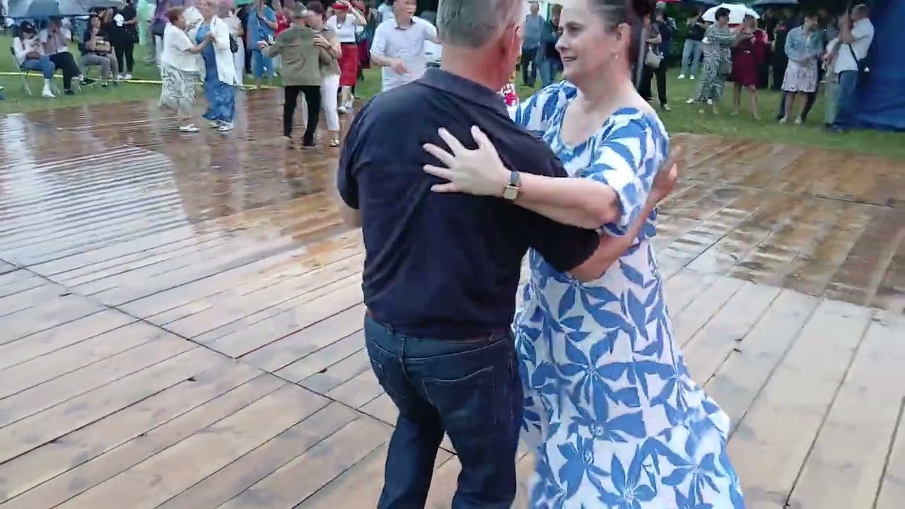Wspaniały tancerz Stasio z partnerką w strugach deszczu śmiało wywijają półkę. A deszcz pada!