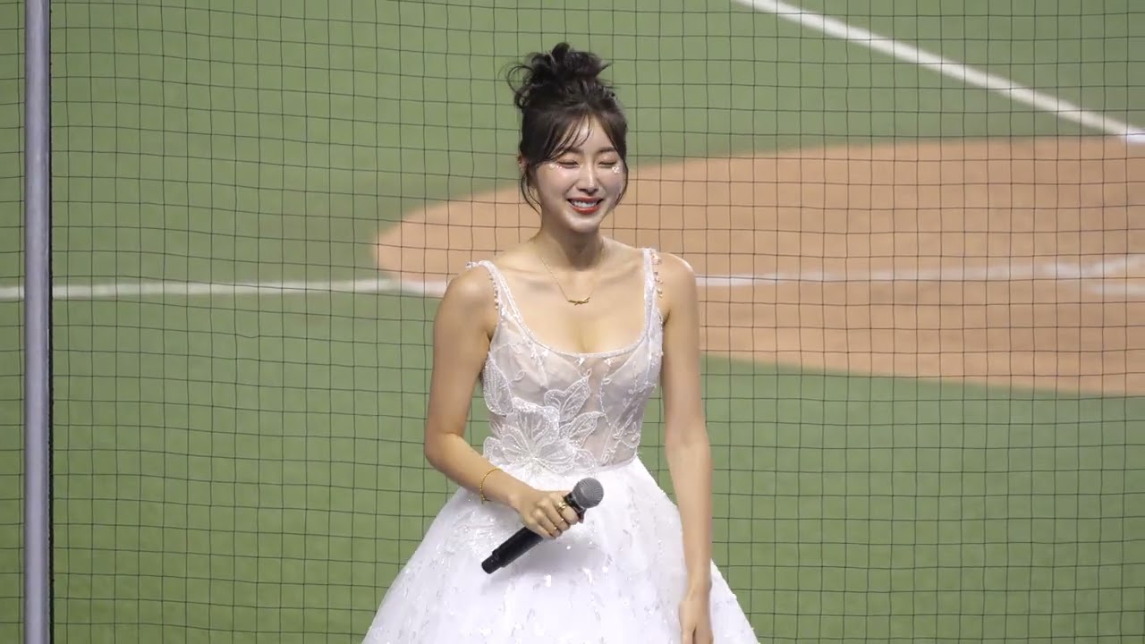 安芝儇穿婚紗獻唱 心動時刻賽後表演三壘側 20250927 #大巨蛋 #WingStars #啦啦隊 #台鋼雄鷹 #cheerleader