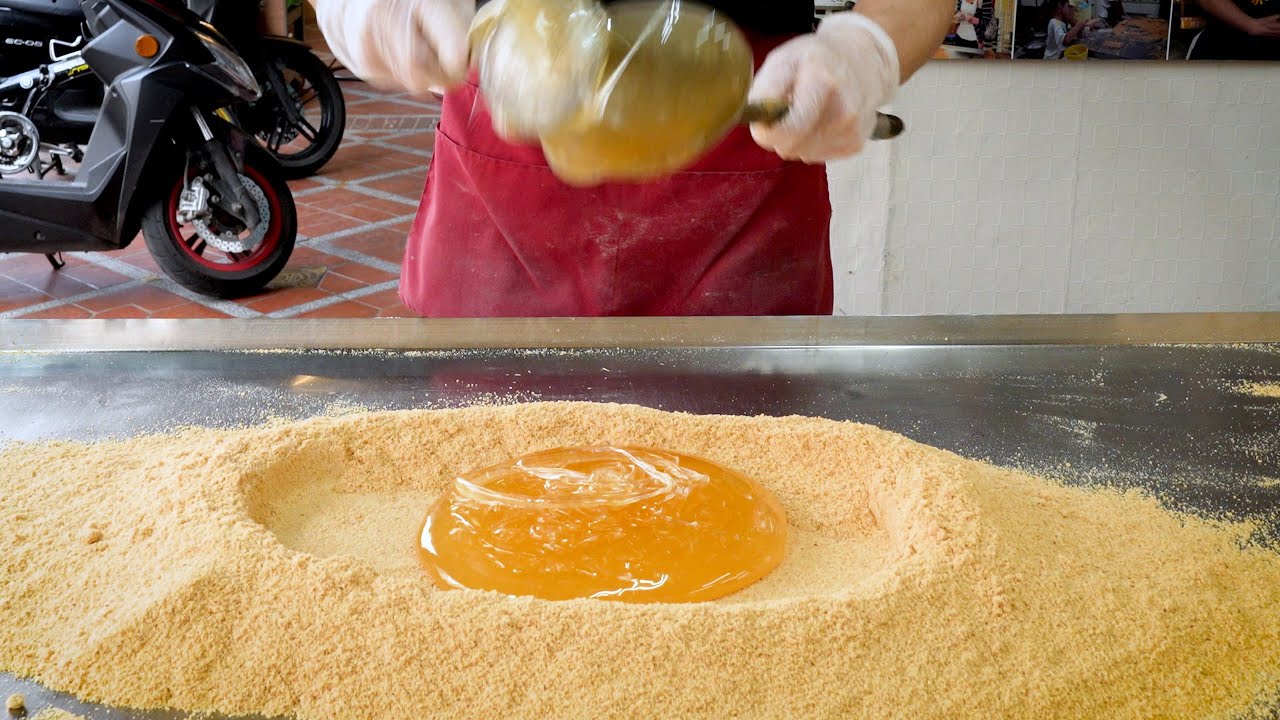 Handmade street food Peanut Maltose Candy, Traditional snack in Taiwan/ 大溪手工花生麥芽糖製作