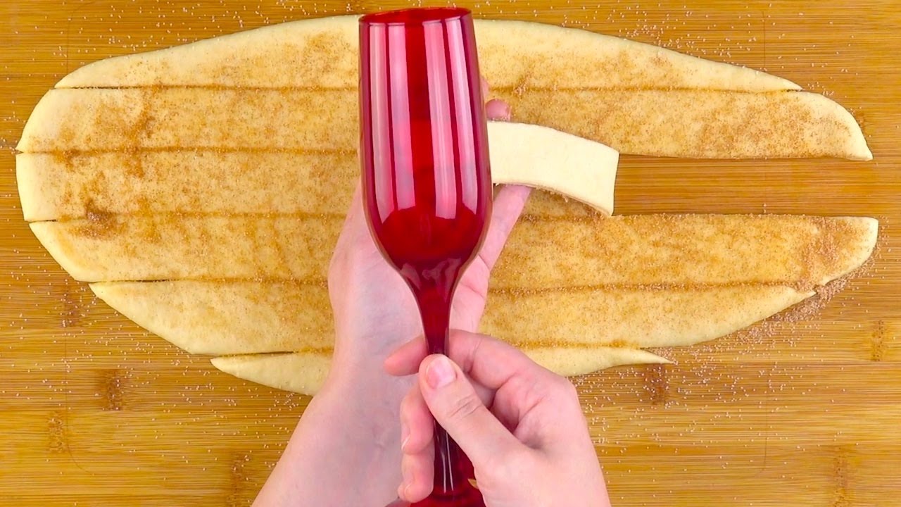 Avvolgi le strisce di pasta sui calici. Queste sono le 5 migliori ricette di girelle alla cannella!