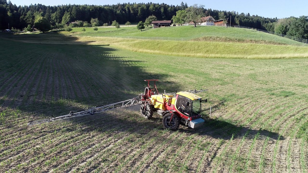 Lohnunternehmer Ryser beim Maisspritzen mit Selbstfahrspritze
