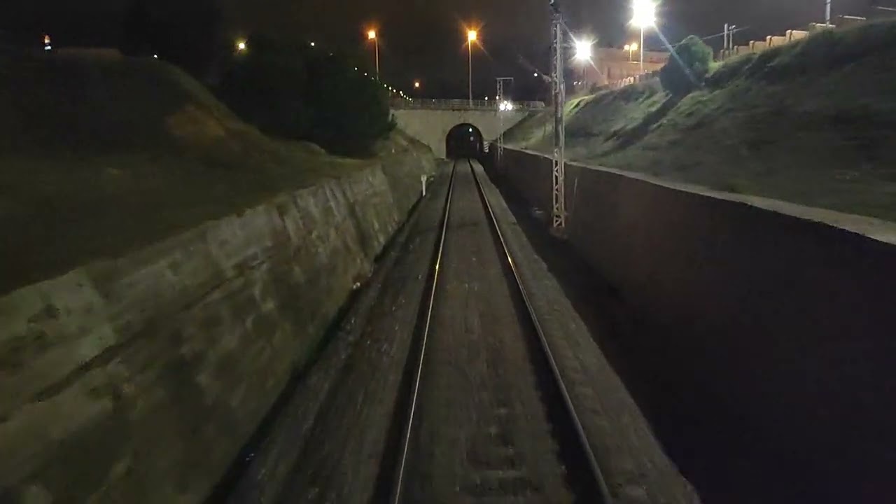 Tren nocturno. Circulando por las estaciónes de Salamanca y Tejares.
