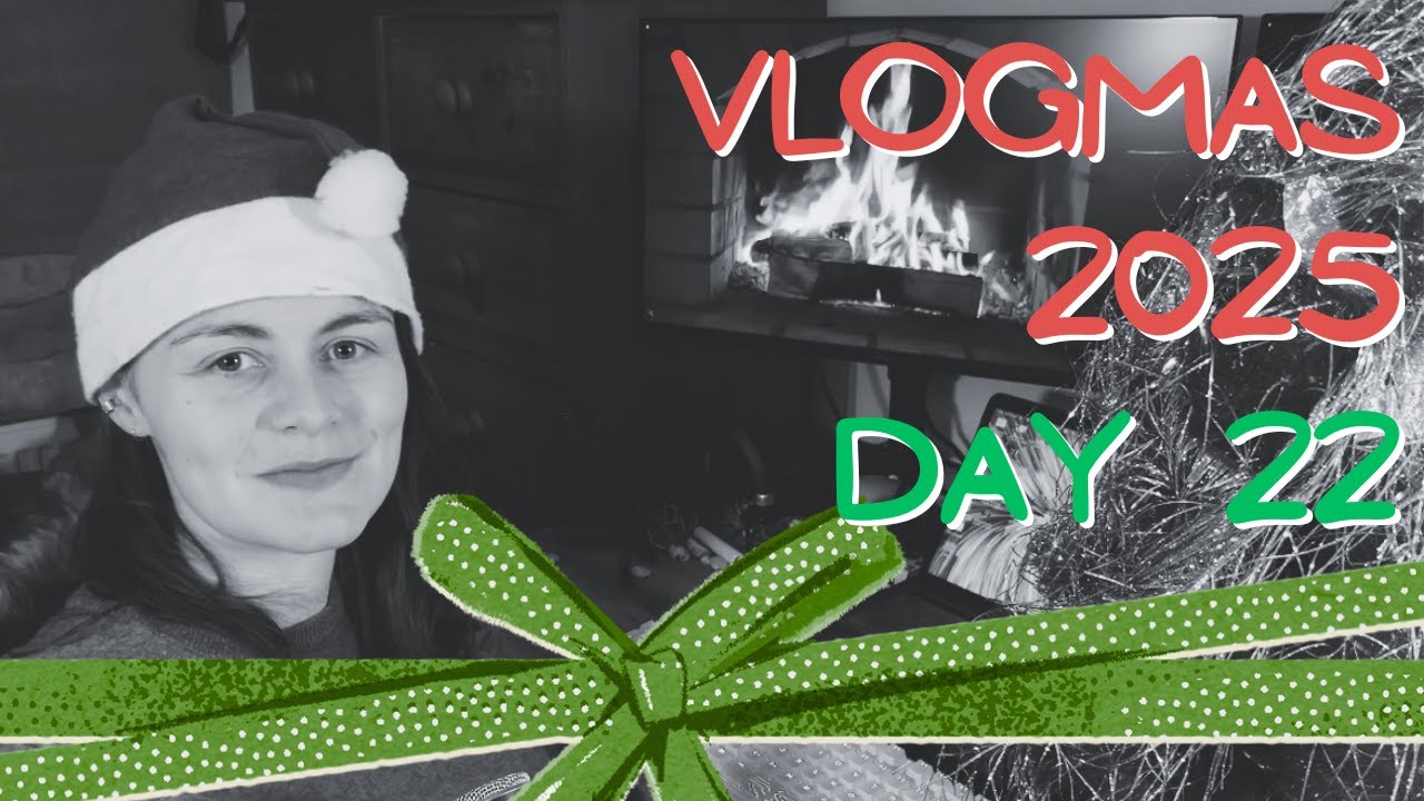 💚✨ Vlogmas Day 22: Reading How the Grinch Stole Christmas
