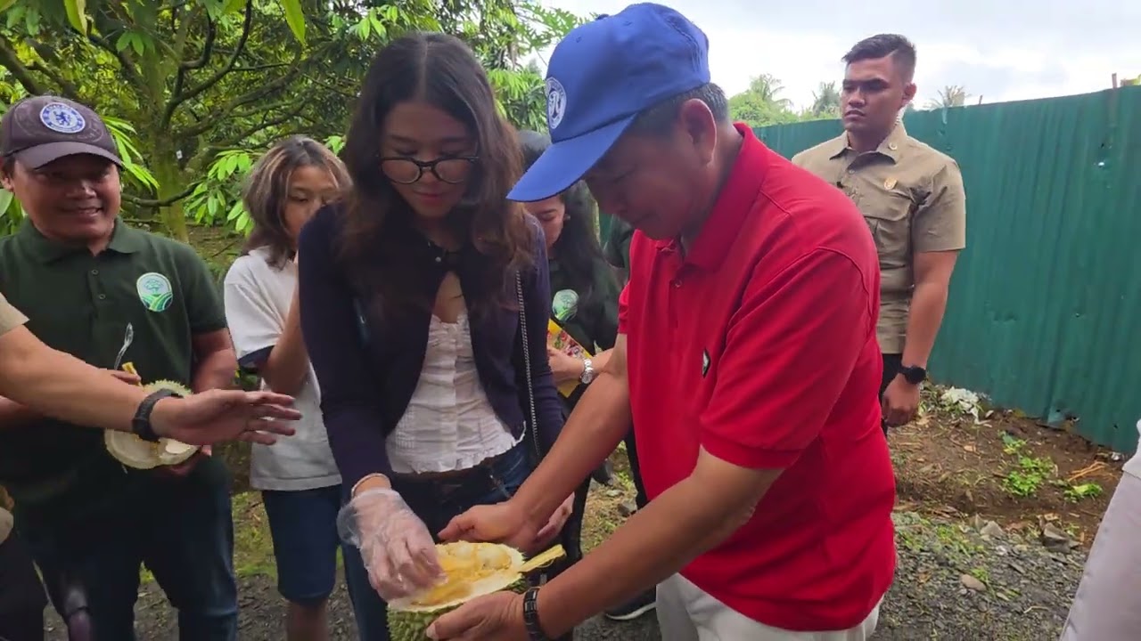Ibu gusdur / sinta nuriyah wahid ,bersama walikota bogor menikmati durian Vigano farm ,rancamaya