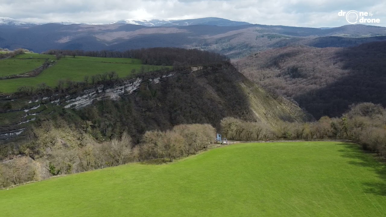 Descubriendo la Cascada de Gujuli en Araba al inicio de la primavera drones | Drone by Drone