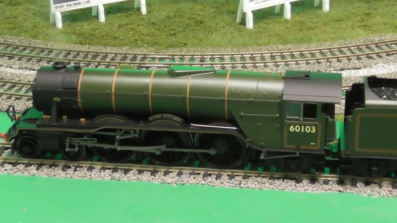 Parks Halt: Model Railway. Hornby R3991SS 'Flying Scotsman' with Steam Generator!