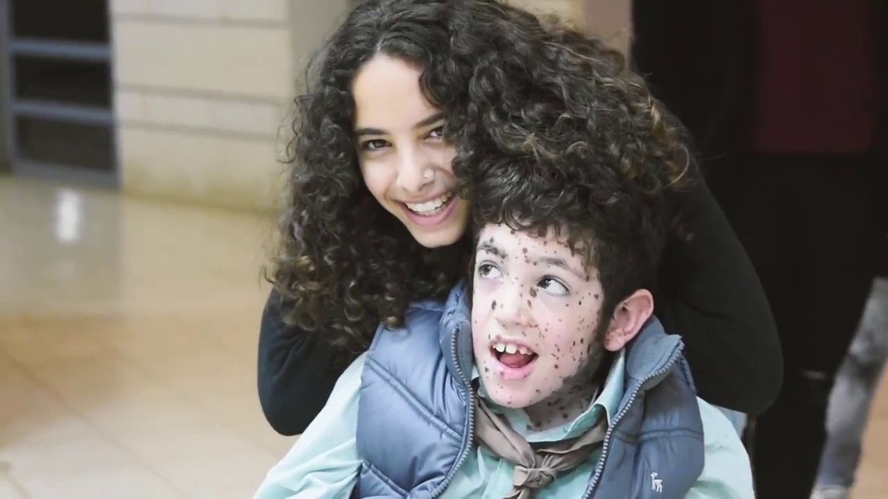 יש בי אהבה — בביצוע פעילי 