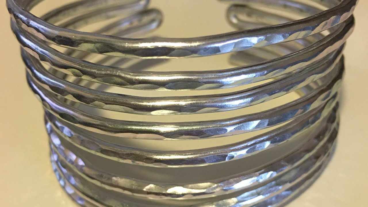 Bracciale realizzato con un unico filo di metallo.