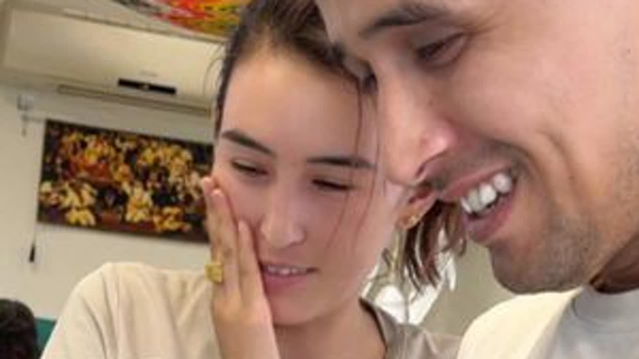 挑战用一把锤子感受人间美好，今天要挑战的是阿里木烤肉。老板非常热情，细节胜过所有情话，陪伴胜过所有言语。最好的礼物送给最爱的人。#人间烟火 #记录真实生活 #非遗文化 #人间温暖 #以画换物