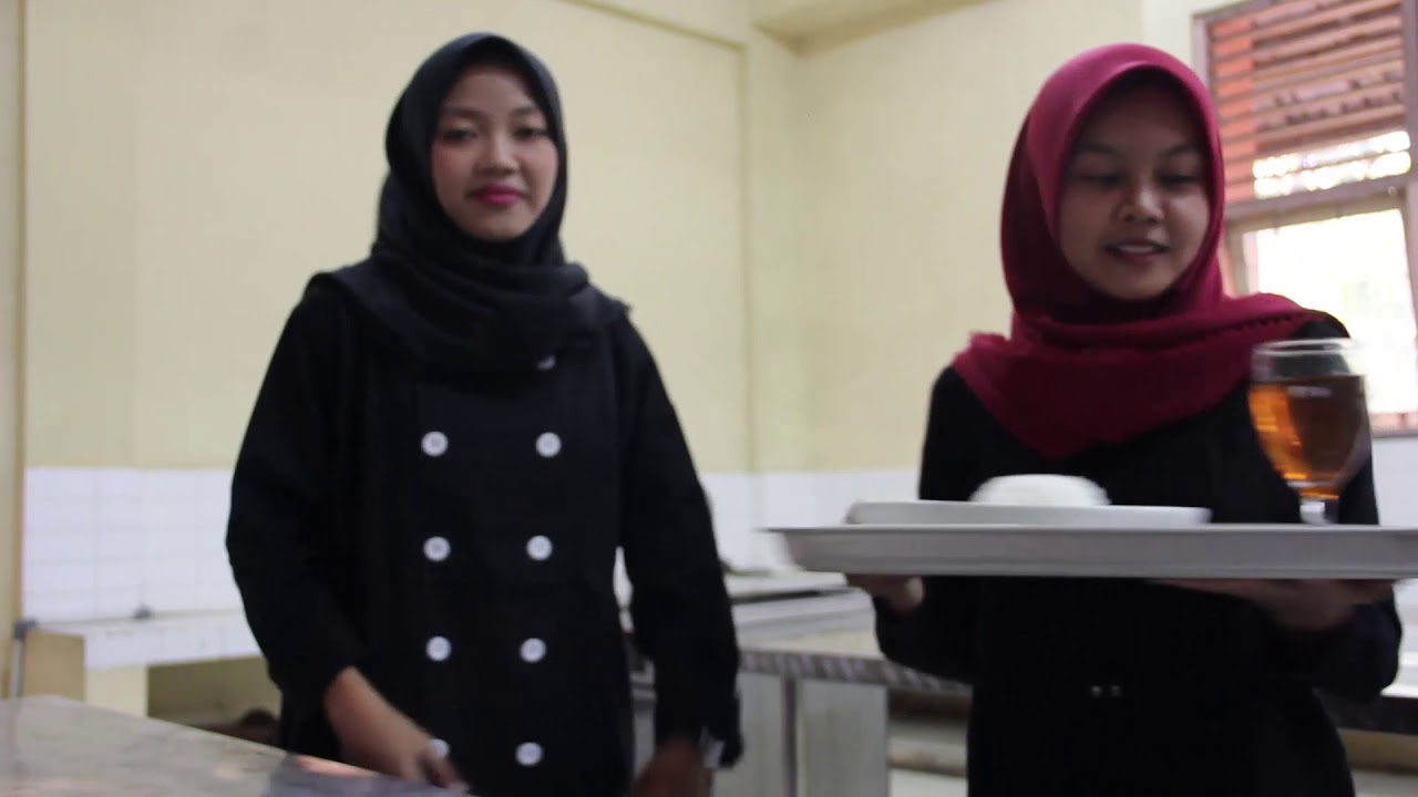 TEKNIK PELAYANAN ROOM SERVICE | TATA BOGA UNNES