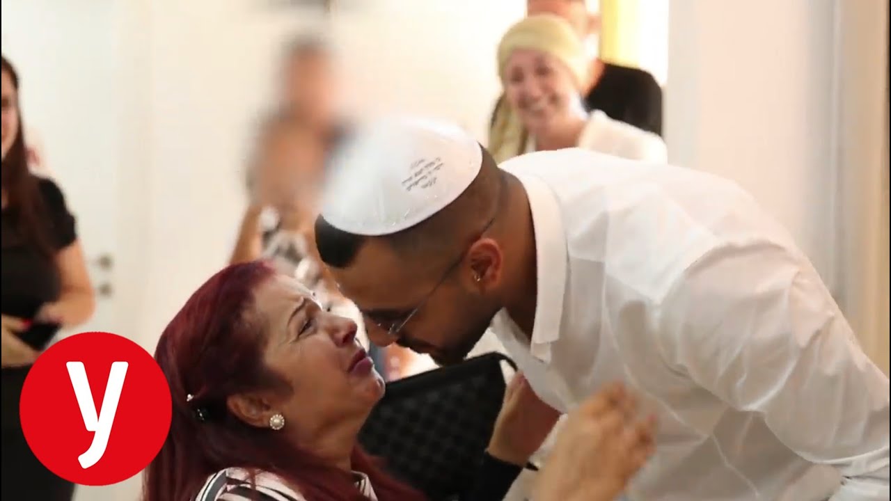 איתי לוי מכניס ספר תורה לכבוד אביו ואמו, ומציע נישואין לחברתו
