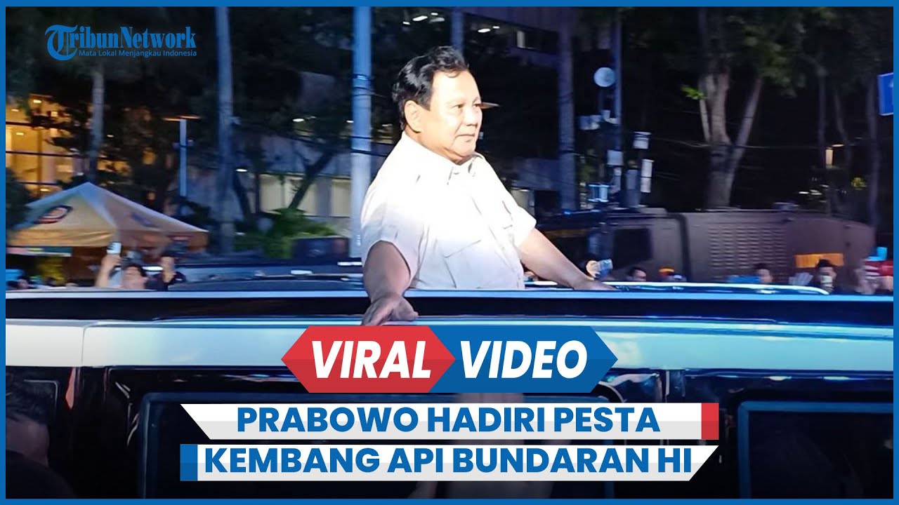 Warga Berebut Salami Prabowo Saat Perayaan Tahun Baru 2025 di Bundaran HI