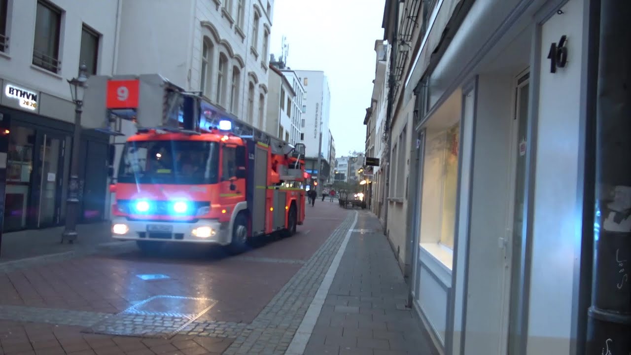 Reserve-DLK 23/12 BF Bonn FW 1 in Fußgängerzone