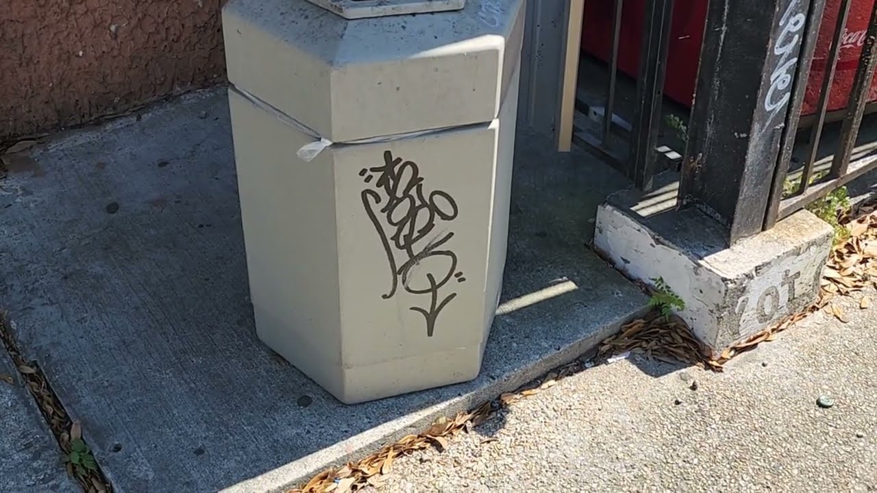 Live For Graffiti - New Orleans Street Graffiti Part 1 - Tagging Bombing Throw Ups
