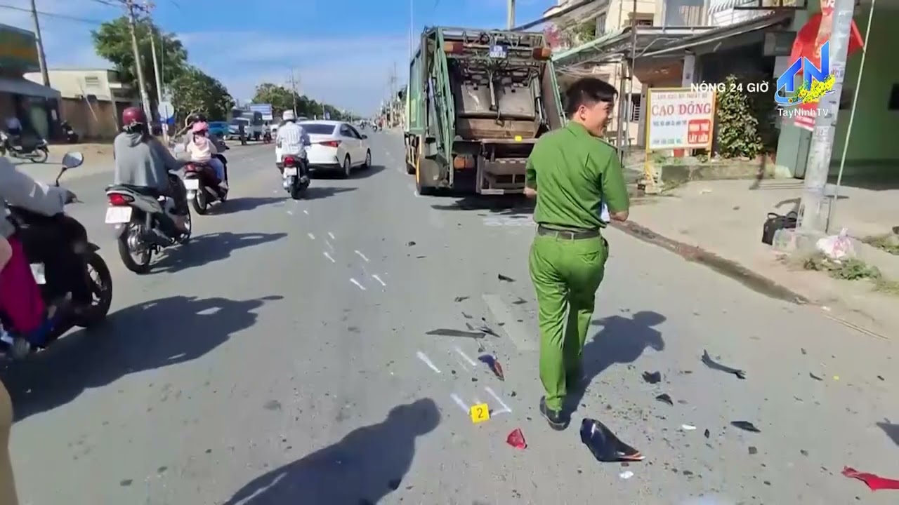 Xe máy tông vào đuôi xe thu gom rác, một nam thanh niên tử vong | TayNinhTV