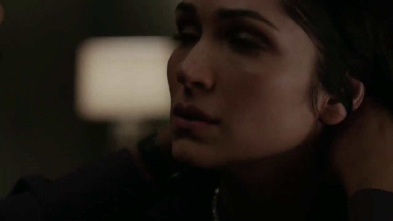 Power Tv series season 1 (FBI agent kissing Gost)