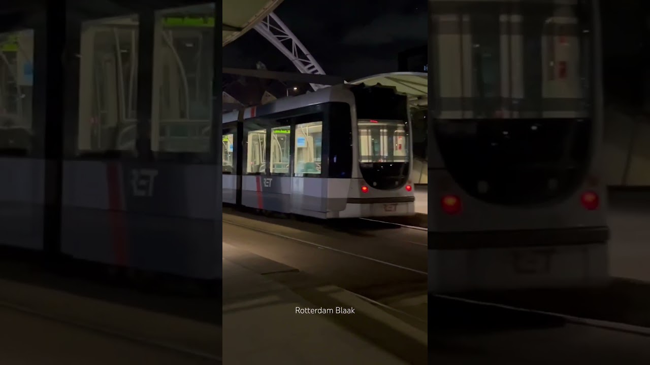 RET TRAM PASSEERT ROTTERDAM BLAAK