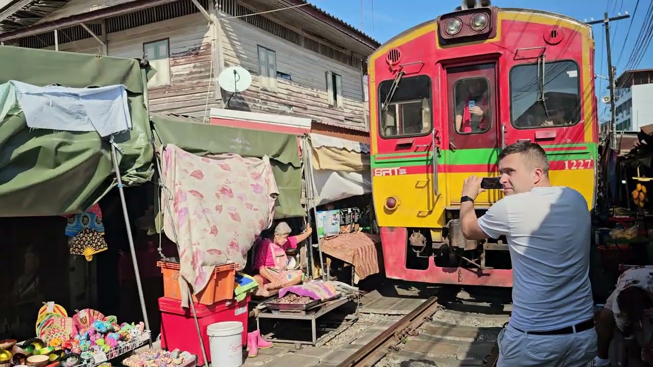 Rom Hup Railway Market in Thailand 🛤🚂🇹🇭 سوق السكة الحديدية في تايلاند 🇹🇭🚂