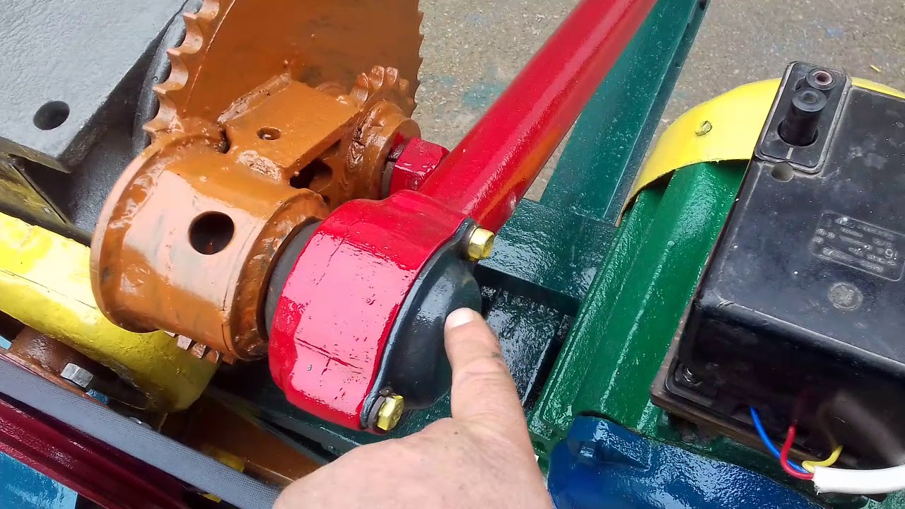 Механический дровокол в работе