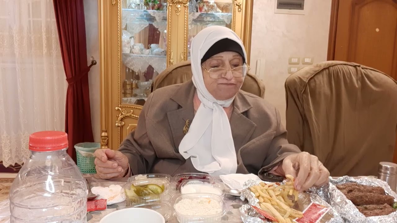 الكفتة اللذيذة مع بطاطس مقلية وتومية وسلطة بنجر وكلسلوه 
