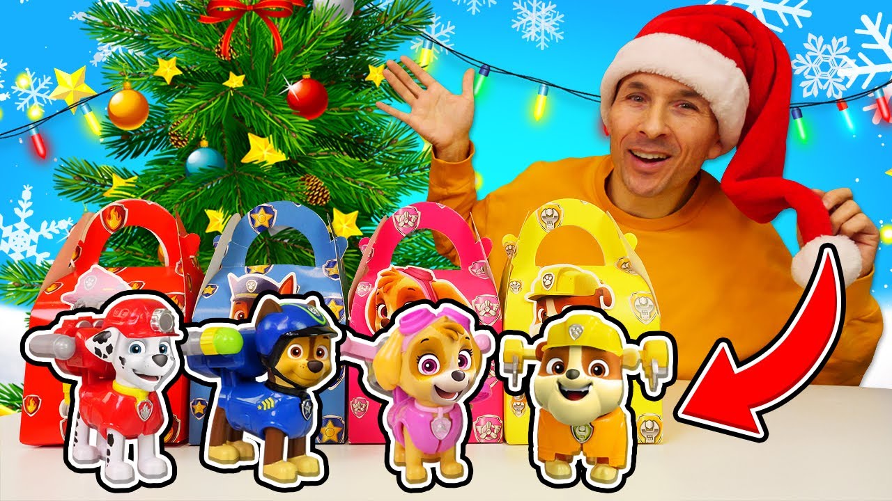 La Pat’ Patrouille en peluche découvre des cadeaux sous le sapin. Fêtes de fin d’année pour enfants