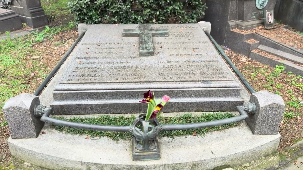 Tomba Camilla Cederna (1911-1997) Scrittrice. Giornalista. Cimitero Monumentale Milano. Caso Pinelli