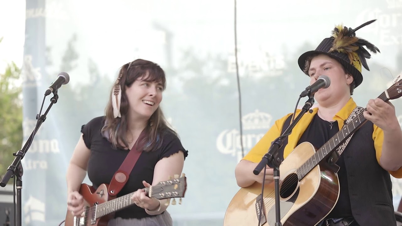Little Queens play White Lightning and Straight On. Midsommarfest June '19