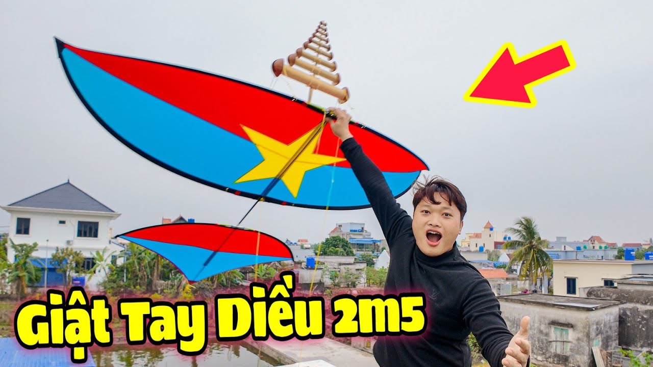 Thử Giật Tay Diều 2m5 Cờ Đỏ Trên Vàng Trên Mái Nhà Cùng Bộ Chuông D45 Cực Hài Hước